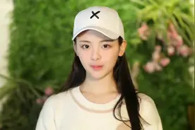 “村花”杨超越梳双麻花辫玩自拍 五官精致洋气眼睛放电