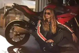 泰拳女模特与宝马摩托车的故事图片