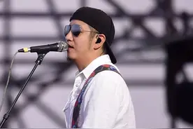郑钧对天嘶吼献唱张北草原音乐节 郝云、战斧玩转摇滚与民谣混搭图片