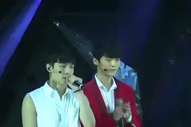 EXO鹿晗退团最后演出，一身红衣和张艺兴飙泪，求吴世勋抱抱！视频封面