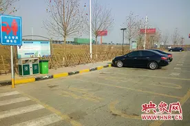 鹤壁高速服务区设女性专用停车位 比标准车位宽1米图片