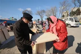 祖传手艺专注菜板25年 一块大的能卖上千元图片