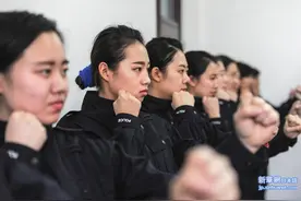 ハルビン市の婦人警官、零下30度の中で勤務图片