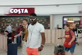 超嗨黑人小哥机场热舞，只要放得开哪里都是舞台！