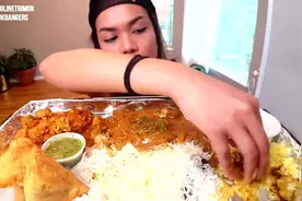 美女吃印度美食，用手抓着吃，这种吃法太过瘾了视频封面