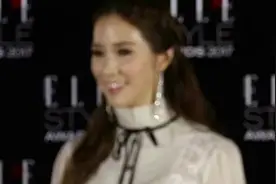 千亿媳妇徐子淇出游“露太多” 老公李家诚边走边盯着视频封面