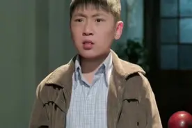 女孩唱歌阿姨奖励糖吃，男孩也想吃糖，大声唱歌却被骂！真过分！视频封面