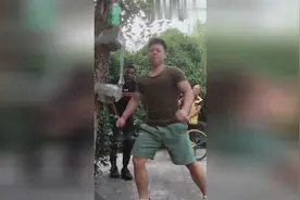 小伙徒手捏爆啤酒罐，光腿踢弯扳手，后面的老外都惊讶的说中文了视频封面
