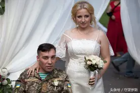 战火中的感人爱情：乌克兰残疾老兵坐轮椅军医院迎娶美女图片