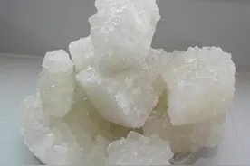 买回家的大块冰糖超难掰碎，老妈说用对技巧1分钟搞定，我大赞图片