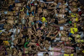 人间地狱：3800人被关押在800人的监狱图片