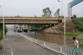 渭河南岸河堤路一处路段积水严重图片