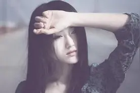 儿媳妇生了大孙子，我高兴的给她一万块钱，她竟然把钱扔我脸上图片