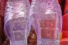 这孩子肯定是亲生的，睡觉的姿势都一模一样！图片