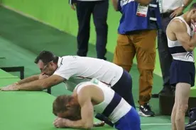 里约2016：体操运动员萨米尔赛德在奥运会跳马项目上摔断腿图片