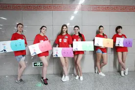 郑州地铁2号线试乘体验 美女老外视频直播引围观图片