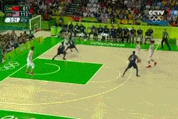 笑喷，美篮球模仿帝完美复刻乔治被赵继伟晃倒瞬间！图片