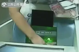 自助取款机“吐”一万元  诚信市民拾金不昧图片