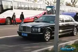 中国最牛宾利，独一无二连号“88888”黑牌！图片