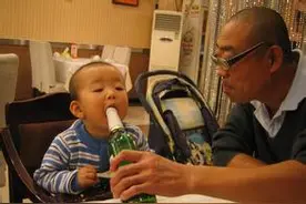 两岁半的男宝宝被老爸灌酒，醉的不省人事图片