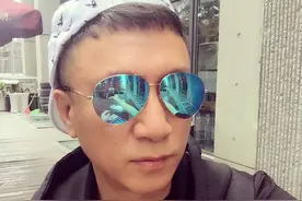 接地气！孙红雷自拍非常酷  墨镜中露出蓝色大裤衩实力抢镜图片