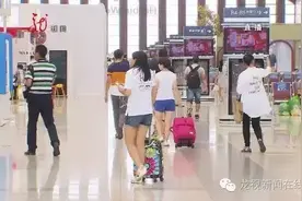 男子鬼祟躲警察 “孕妇”生出狗宝宝 火车站里的两个人在做什么图片