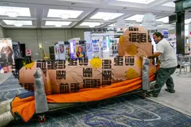 你为何这么叼！打造世界最大假铅笔。图片