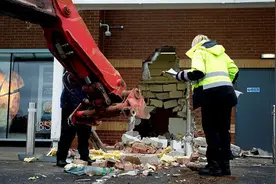 英国劫匪用挖掘机抢走ATM机图片