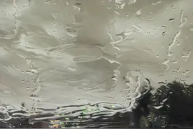 雨下整夜，我的爱溢出就象雨水  | 超写实雨中绘画作品图片