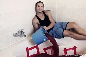 外国男子首次体验辣椒酱浴，听说比风油精还要带劲图片