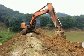 没干过的鱼塘，为了抓获大鱼，请来大机器图片