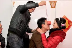 经典闹洞房：新婚夫妻同时咬吃食物图片