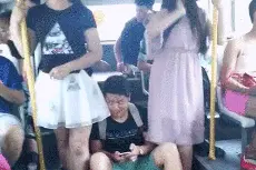 爆笑GIF图：这样的闯关比赛，男士也有很多过不去的图片