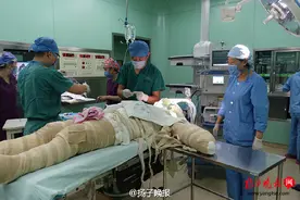 12岁留守女娃给爷奶做饭 遭煤气爆燃全身烧伤图片