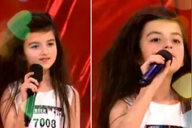 地铁偶遇唱歌的小小美女图片