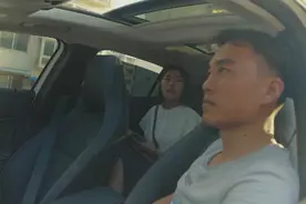 女孩打车打到前男友的奔驰，该感动还是后悔图片