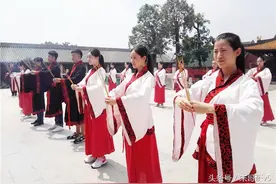 东盟大赛美艳选手，穿汉服学传统礼仪。图片