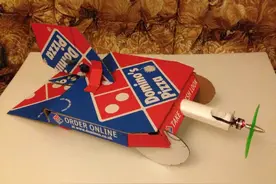 吃完披萨所留下的盒子，加上螺旋桨后它就像飞机一样在空中飞行图片