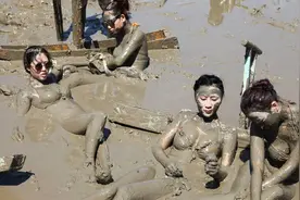 旅游小姐选美玩泥巴图片