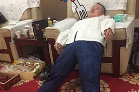 岳云鹏与“爱人”互相伤害，一个上演全身瘫，一个则露肉无底线图片