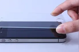 手机贴的钢化膜“翘起了角”？教你一招解决，百试百灵！图片