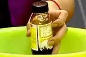 瓶盖沾黏拧不开？一招不费力开瓶盖！视频封面