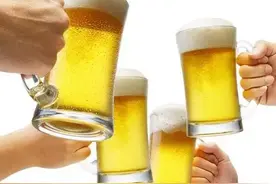 济宁人起啤酒瓶的高招,看看你会几个?图片