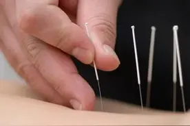曾为出急诊救人 “老中医”错把秋裤套头上图片
