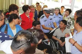 城关区：交警上门为残疾人驾驶员换新证图片
