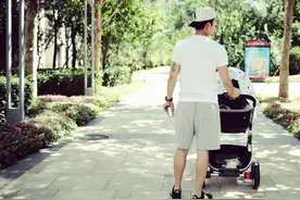 李茂与弦子爱儿暖暖正脸露面，爸爸李茂俨然成为一个孩奴！图片