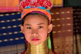 这个民族的女子自小在脖子上戴铜圈，铜圈戴得越多，代表她越漂亮图片