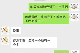 在地铁里当众接吻的小情侣，一看就知道是中学生！图片
