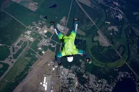 跳伞狂人不带降落伞也能落地成功!图片