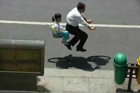 在城市中漂移的自行车骑士图片